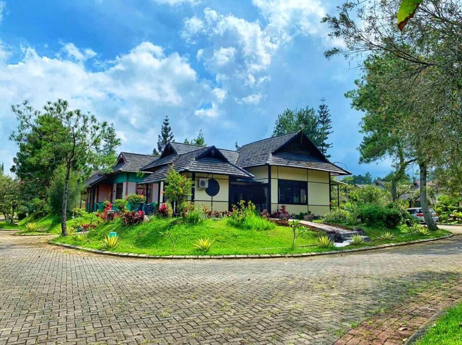Designer Villa Tokyo Cianjur Εξωτερικό φωτογραφία